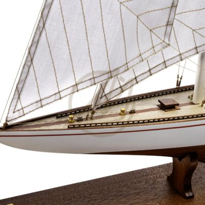 Détail du pont et de la coque de la maquette Rainbow classe J 48 cm – Mistral Maquettes