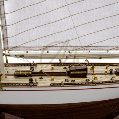 Détail du pont et de la coque de la maquette Rainbow classe J 48 cm – Mistral Maquettes