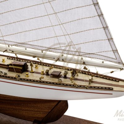 Détail du pont et de la coque de la maquette Rainbow classe J 48 cm – Mistral Maquettes