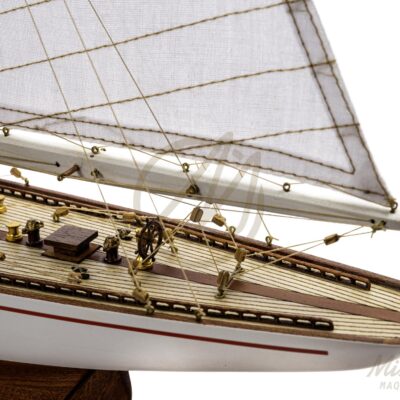 Détail du pont et de la coque de la maquette Rainbow classe J 48 cm – Mistral Maquettes