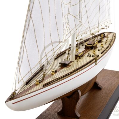 Détail du pont et de la coque de la maquette Rainbow classe J 48 cm – Mistral Maquettes