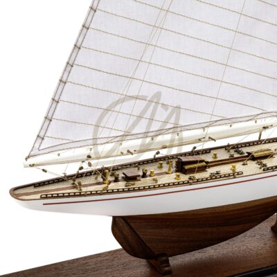 Détail du pont et de la coque de la maquette Rainbow classe J 48 cm – Mistral Maquettes