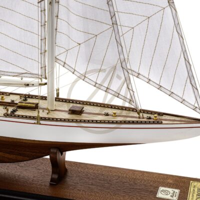 Détail du pont et de la coque de la maquette Rainbow classe J 48 cm – Mistral Maquettes