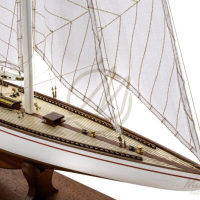 Détail du pont et de la coque de la maquette Rainbow classe J 48 cm – Mistral Maquettes