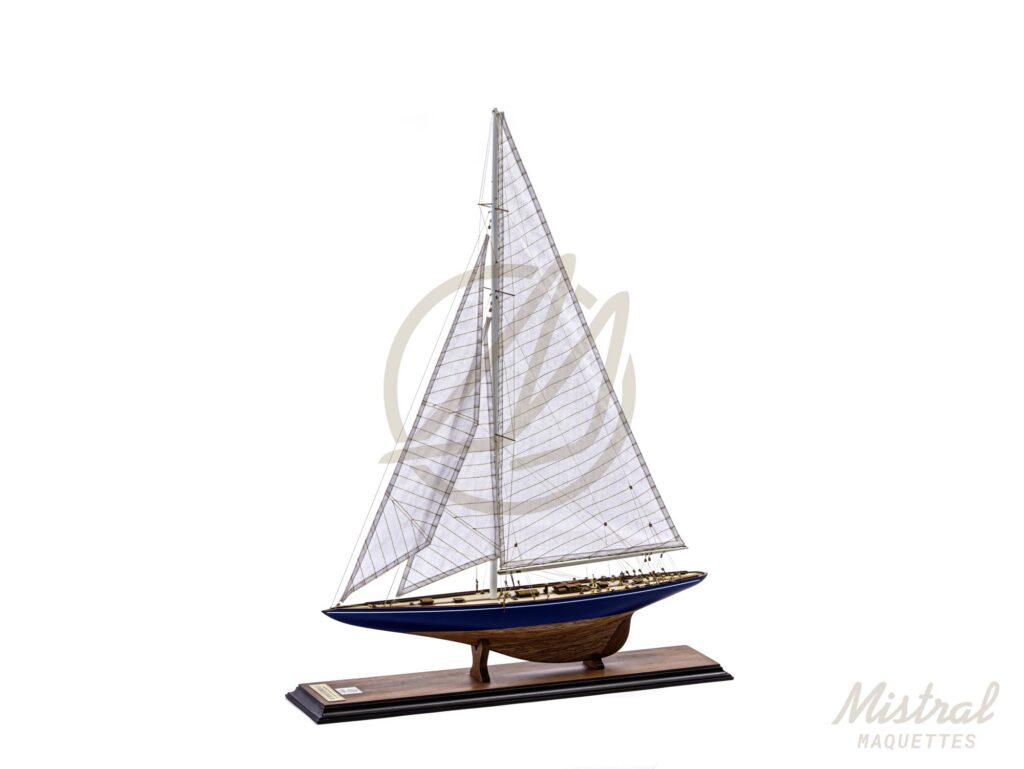 Maquette de l’Endeavour en bois, voilier de légende Coupe de l’America, vue d'ensemble.