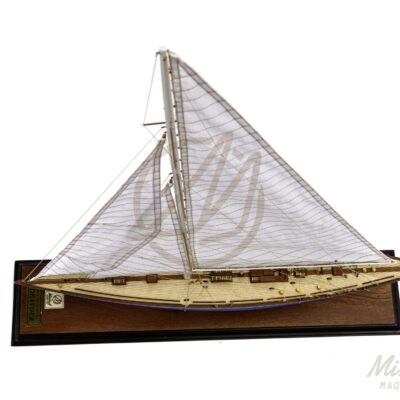Maquette de l’Endeavour en bois, voilier de légende Coupe de l’America, vue d'ensemble.