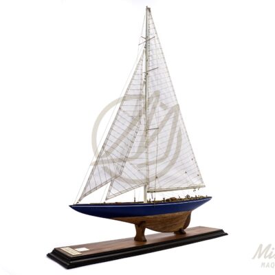 Maquette de l’Endeavour en bois, voilier de légende Coupe de l’America, vue d'ensemble.