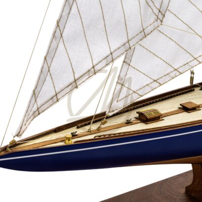 Maquette de l’Endeavour en bois, voilier de légende Coupe de l’America, détails du pont et voiles