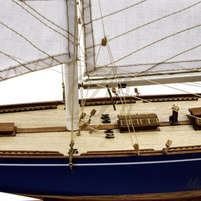 Maquette de l’Endeavour en bois, voilier de légende Coupe de l’America, détails du pont et voiles