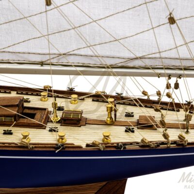 Maquette de l’Endeavour en bois, voilier de légende Coupe de l’America, détails du pont et voiles