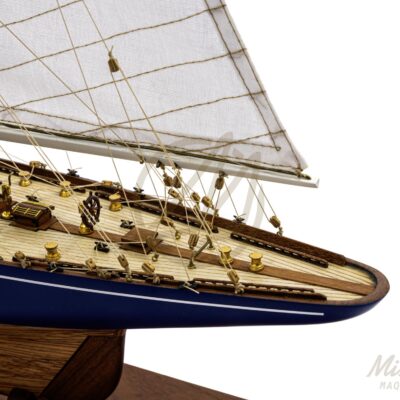 Maquette de l’Endeavour en bois, voilier de légende Coupe de l’America, détails du pont et voiles