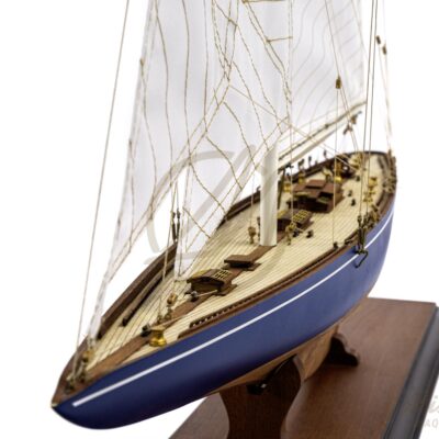 Maquette de l’Endeavour en bois, voilier de légende Coupe de l’America, vue d'ensemble.