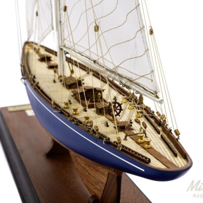 Maquette de l’Endeavour en bois, voilier de légende Coupe de l’America, vue d'ensemble.