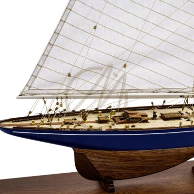 Maquette de l’Endeavour en bois, voilier de légende Coupe de l’America, détails du pont et voiles