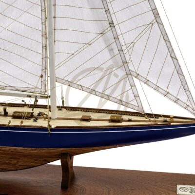 Maquette de l’Endeavour en bois, voilier de légende Coupe de l’America, détails du pont et voiles