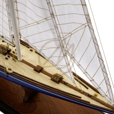 Maquette de l’Endeavour en bois, voilier de légende Coupe de l’America, détails du pont et voiles