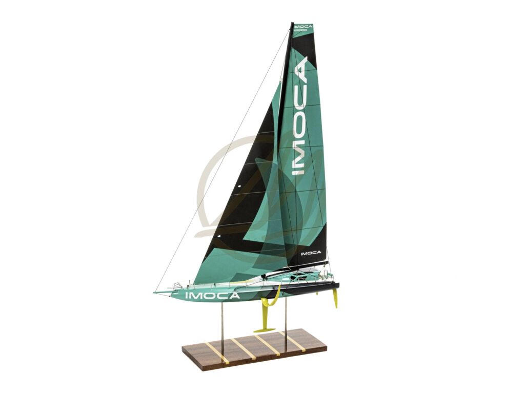 Maquette de l'IMOCA 60 du Vendée Globe. Con!ue en Impression 3D. Prête à exposer.