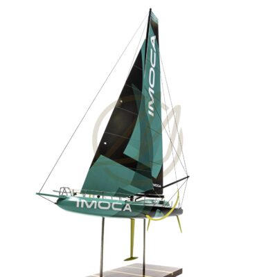 Maquette de l'IMOCA 60 du Vendée Globe. Con!ue en Impression 3D. Prête à exposer.
