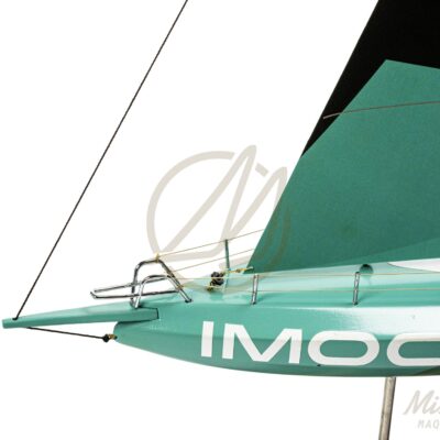 Maquette de l'IMOCA 60 du Vendée Globe. Con!ue en Impression 3D. Prête à exposer. Vue avant