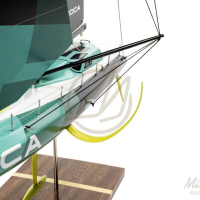 Maquette de l'IMOCA 60 du Vendée Globe. Con!ue en Impression 3D. Prête à exposer. Vue des foils