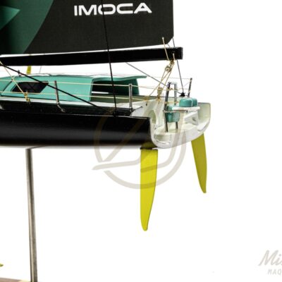 Maquette de l'IMOCA 60 du Vendée Globe. Con!ue en Impression 3D. Prête à exposer. Vue arrière