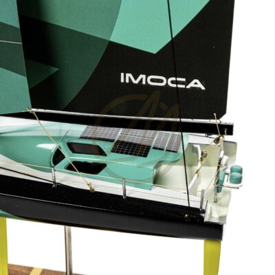 Maquette de l'IMOCA 60 du Vendée Globe. Con!ue en Impression 3D. Prête à exposer. Vue arrière