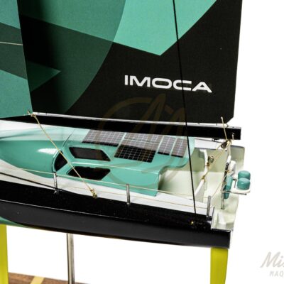 Maquette de l'IMOCA 60 du Vendée Globe. Con!ue en Impression 3D. Prête à exposer. Vue arrière