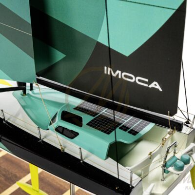 Maquette de l'IMOCA 60 du Vendée Globe. Con!ue en Impression 3D. Prête à exposer. Vue cabine de pilotage