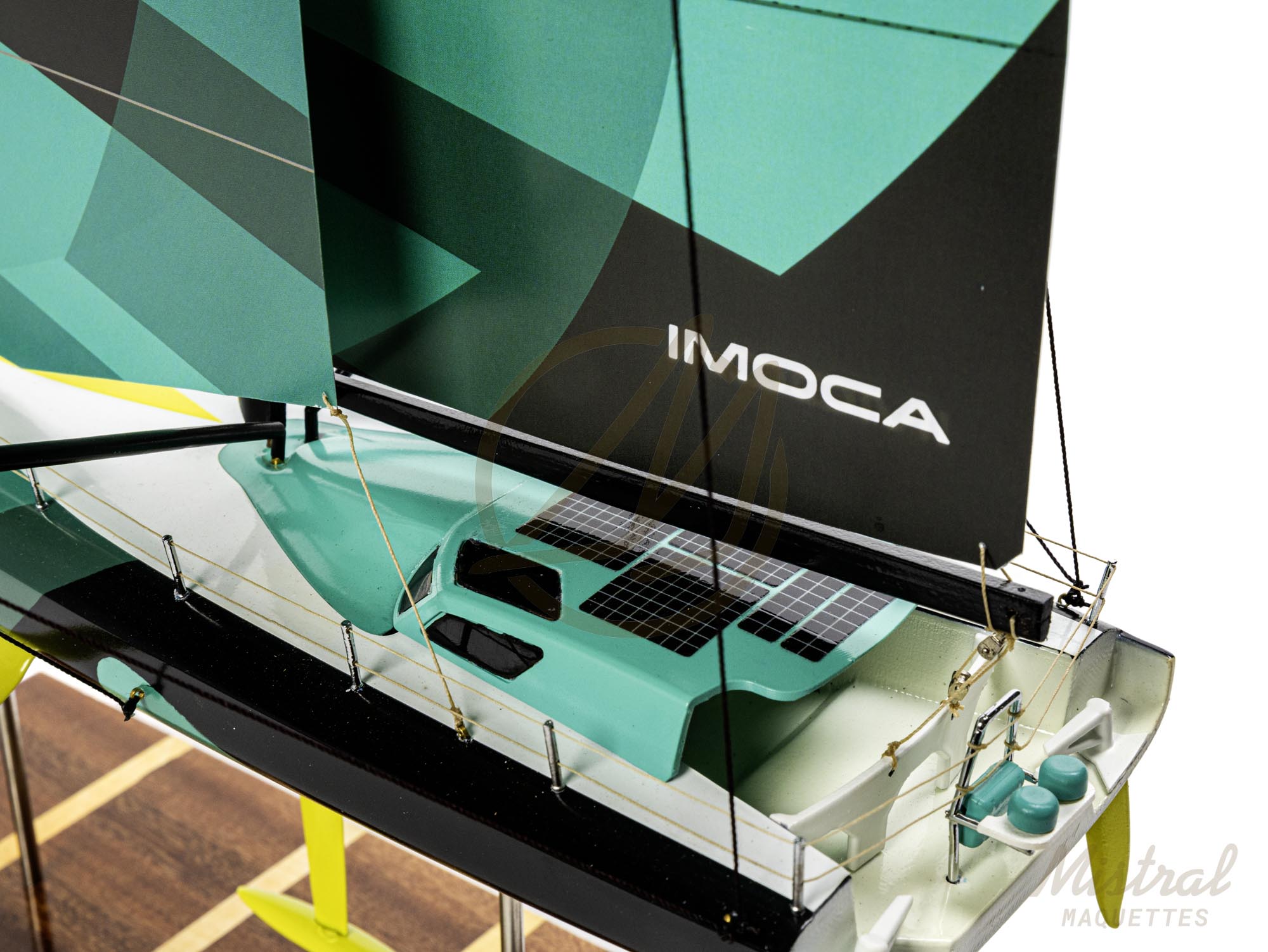 imoca Maquette de l'IMOCA 60 du Vendée Globe. Con!ue en Impression 3D. Prête à exposer. Vue cabine de pilotage