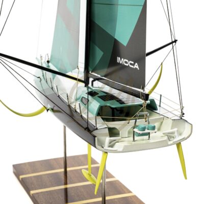 Maquette de l'IMOCA 60 du Vendée Globe. Con!ue en Impression 3D. Prête à exposer. Poste de commande