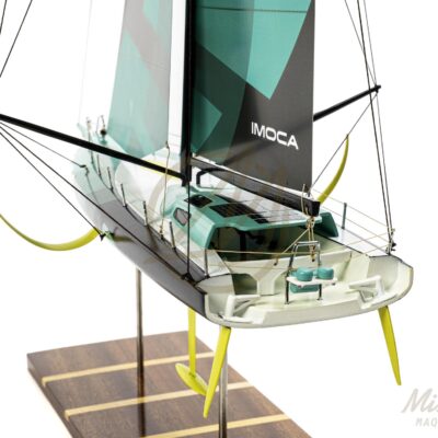Maquette de l'IMOCA 60 du Vendée Globe. Con!ue en Impression 3D. Prête à exposer. Vue arrière
