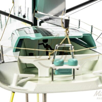 Maquette de l'IMOCA 60 du Vendée Globe. Con!ue en Impression 3D. Prête à exposer. Poste de commande