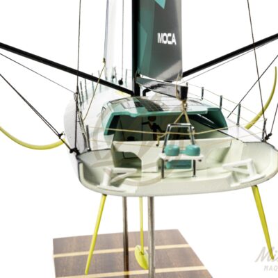 Maquette de l'IMOCA 60 du Vendée Globe. Con!ue en Impression 3D. Prête à exposer. Vue arrière
