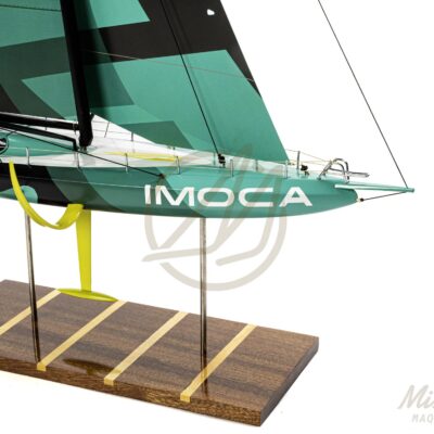 Maquette de l'IMOCA 60 du Vendée Globe. Con!ue en Impression 3D. Prête à exposer. Vue avant