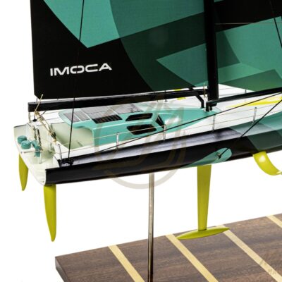 Maquette de l'IMOCA 60 du Vendée Globe. Con!ue en Impression 3D. Prête à exposer. Vue arrière