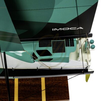 Maquette de l'IMOCA 60 du Vendée Globe. Con!ue en Impression 3D. Prête à exposer. Zoom