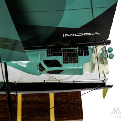 Maquette de l'IMOCA 60 du Vendée Globe. Con!ue en Impression 3D. Prête à exposer. Vue arrière