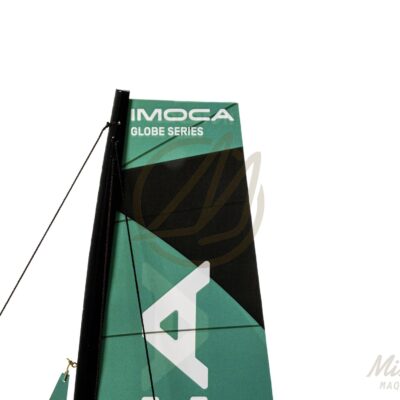 Maquette de l'IMOCA 60 du Vendée Globe. Con!ue en Impression 3D. Prête à exposer. Vue des voiles