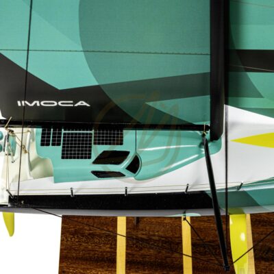 Maquette de l'IMOCA 60 du Vendée Globe. Con!ue en Impression 3D. Prête à exposer. Vue cabine de pilotage