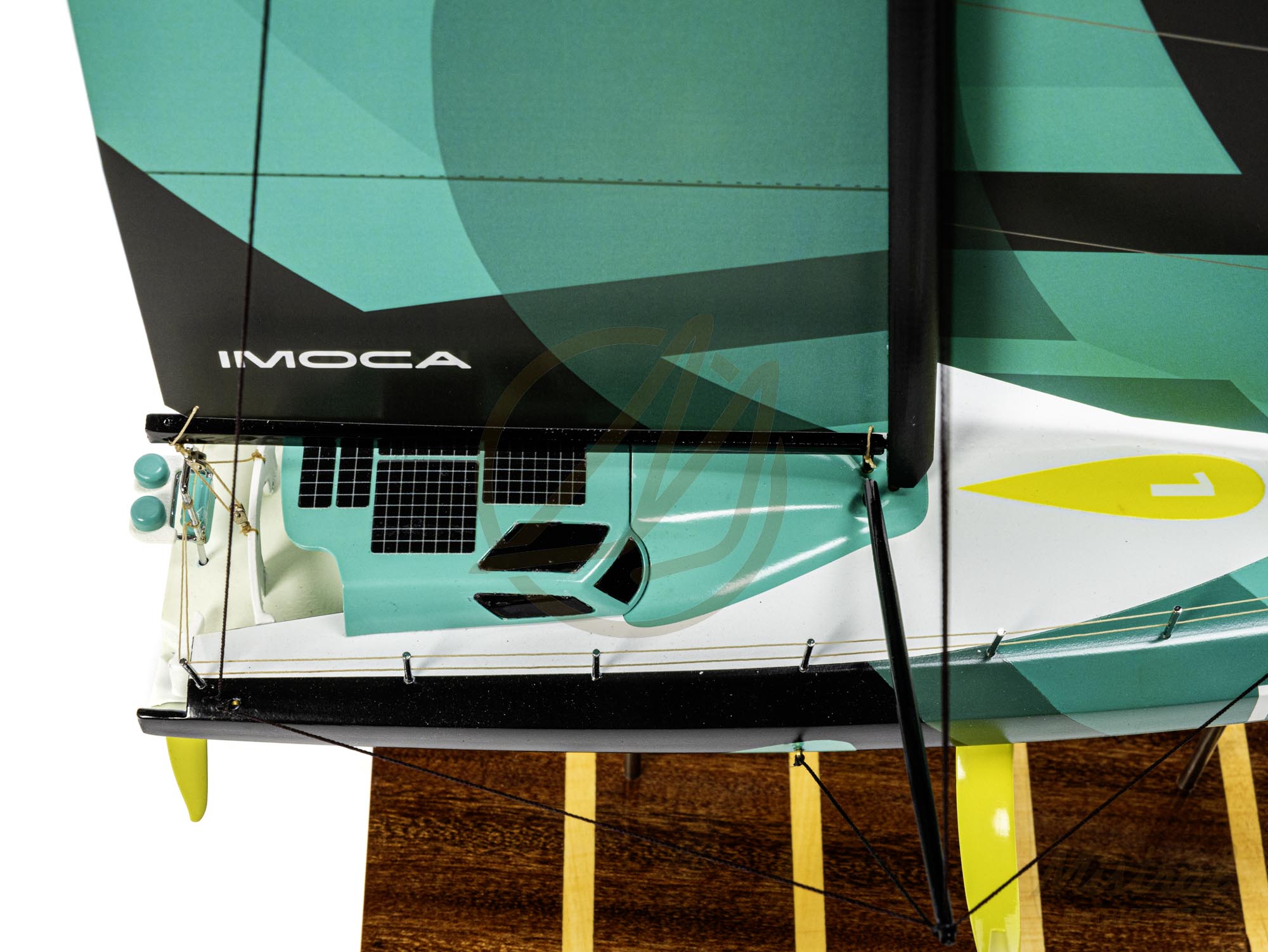 imoca Maquette de l'IMOCA 60 du Vendée Globe. Con!ue en Impression 3D. Prête à exposer. Vue cabine de pilotage