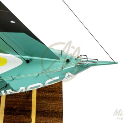 Maquette de l'IMOCA 60 du Vendée Globe. Con!ue en Impression 3D. Prête à exposer. Vue avant