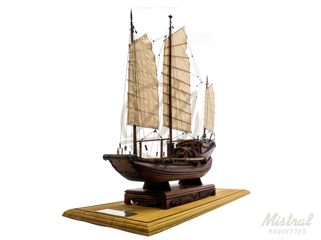 Maquette d’une Jonque Chinoise En Bois Modèle de Collection Déjà montée Vue d’ensemble