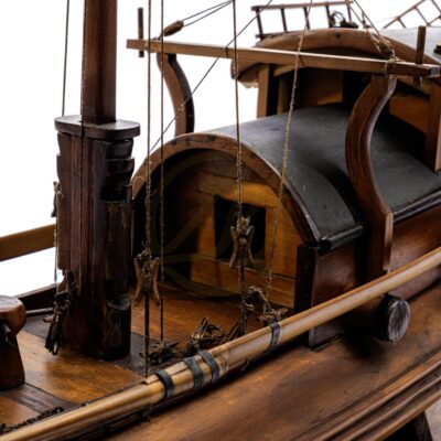 Maquette d’une Jonque Chinoise En Bois Déjà montée Socle et vitrine intégrée Vue détaillée