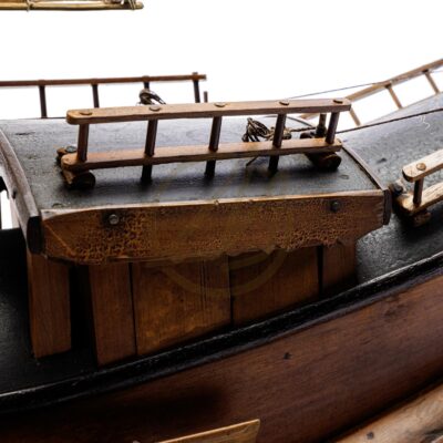 Maquette d’une Jonque Chinoise En Bois Déjà montée Socle et vitrine intégrée Vue détaillée