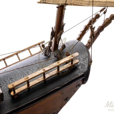 Maquette d’une Jonque Chinoise En Bois Déjà montée Socle et vitrine intégrée Vue détaillée