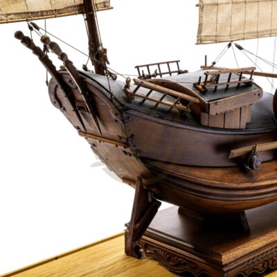 Maquette d’une Jonque Chinoise En Bois Déjà montée Socle et vitrine intégrée Vue détaillée