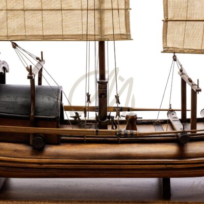 Maquette d’une Jonque Chinoise En Bois Déjà montée Socle et vitrine intégrée Vue sur le pont