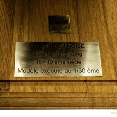 Maquette d’une Jonque Chinoise En Bois Déjà montée Socle et vitrine intégrée Vue détaillée sur le socle