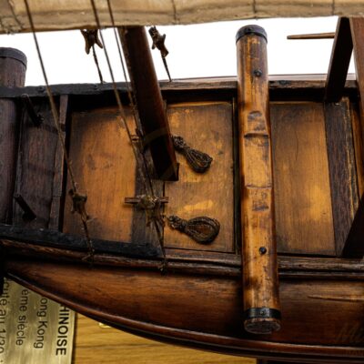 Maquette d’une Jonque Chinoise En Bois Déjà montée Socle et vitrine intégrée Vue sur le pont