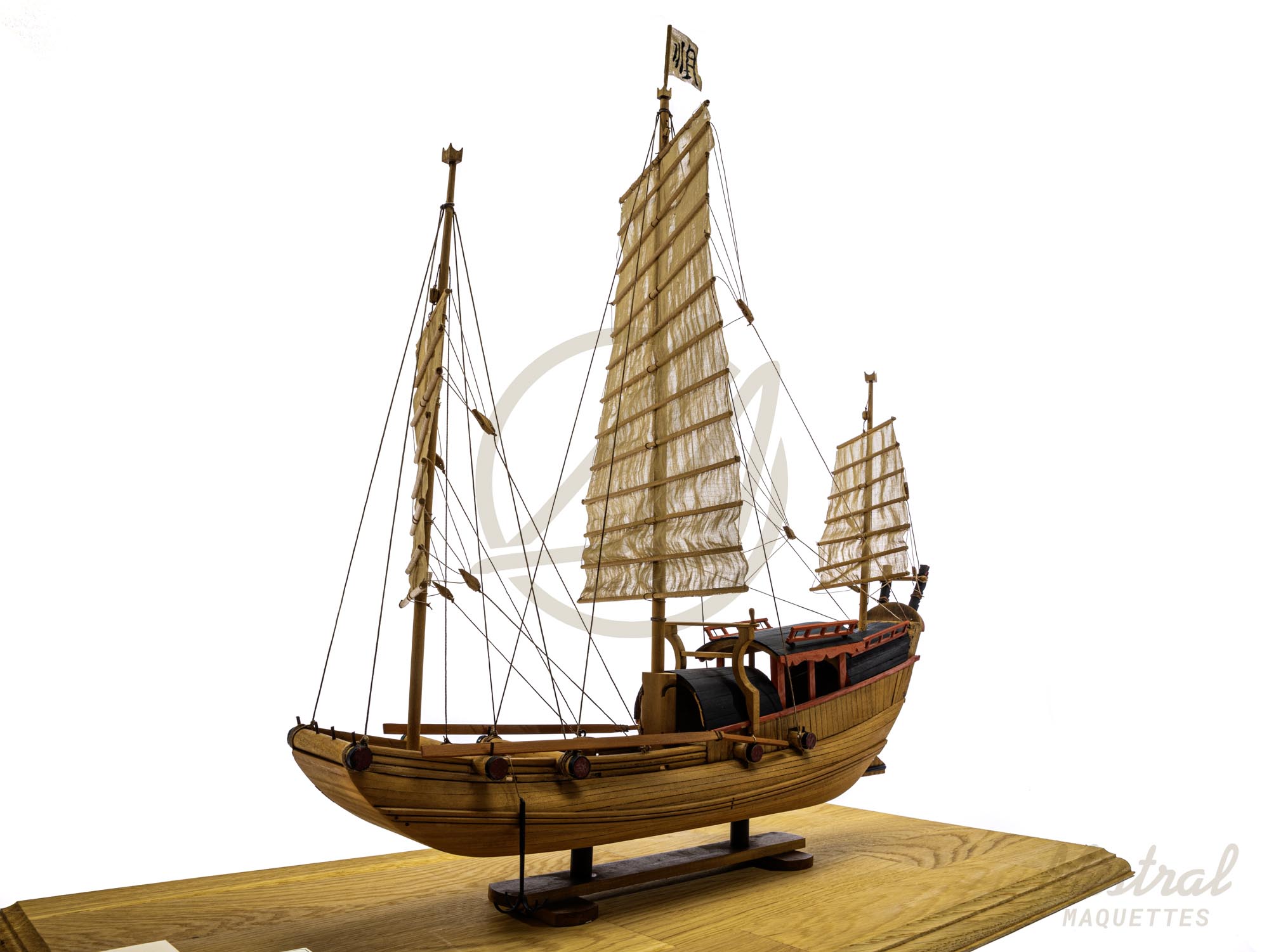 Maquette d’une Jonque Chinoise En Bois Déjà Montée Vue d’ensemble